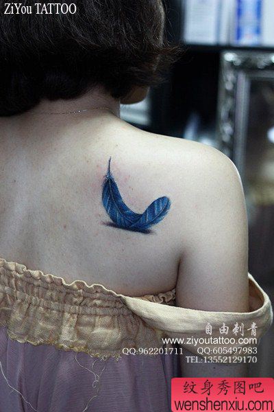 女生肩背唯美漂亮的彩色羽毛纹身图案