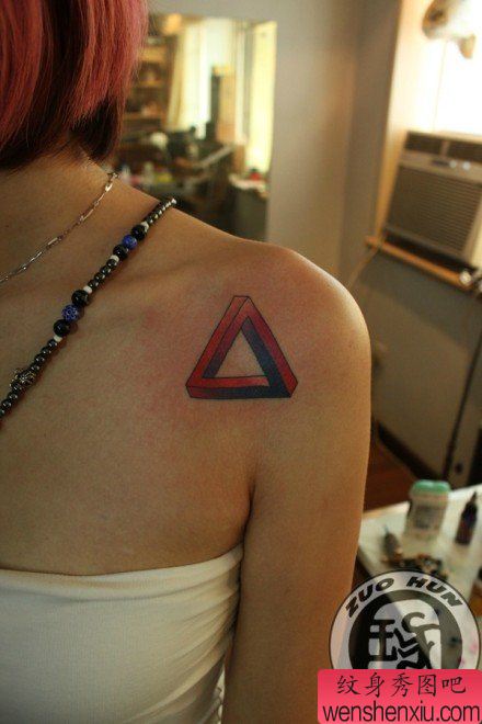 女生肩膀处小巧立体的三角纹身图案