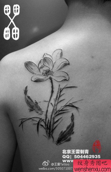 女生肩背一幅唯美流行的写意水墨莲花鱼纹身图案
