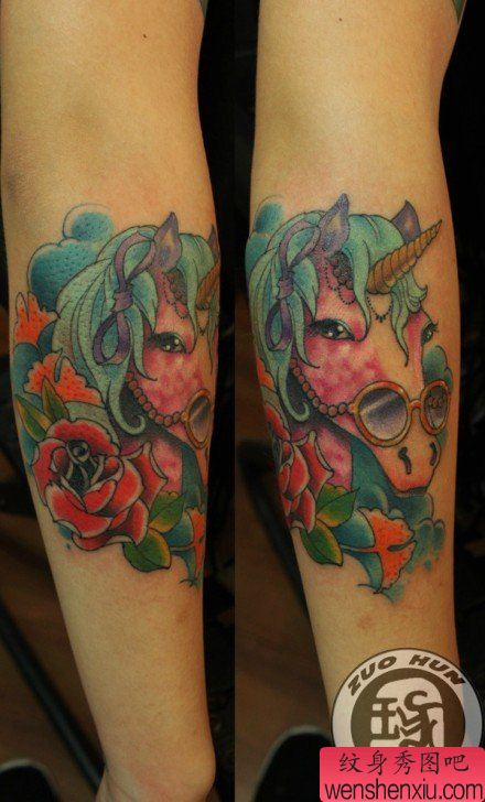 手臂一幅戴眼镜的独角兽纹身图案