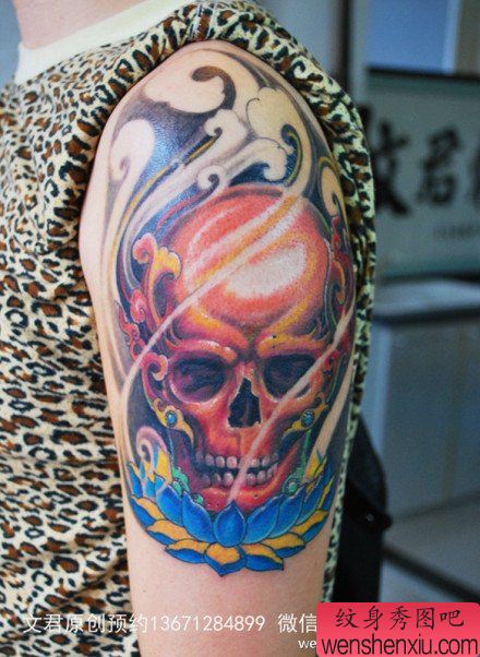 手臂一幅经典流行的彩色传统骷髅纹身图案