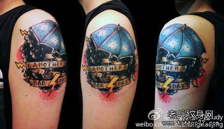 手臂流行经典的洋伞乌云闪电纹身图案