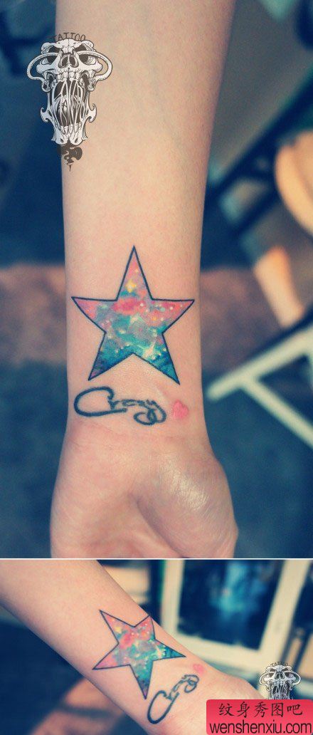 手臂漂亮精美的彩色星空五角星纹身图案