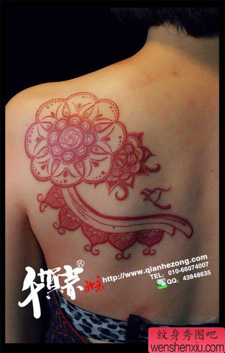 女生后肩背流行经典的图腾藤蔓纹身图案