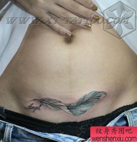 女性腹部经典流行的羽毛纹身图案