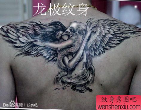 男性后背很酷流行的天使纹身图案