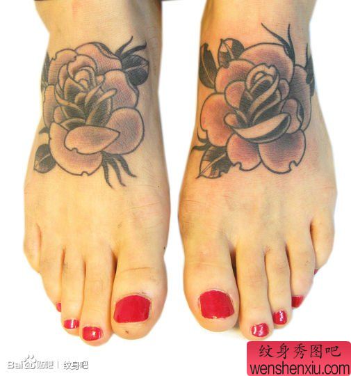 美女脚背唯美的黑白玫瑰纹身图案