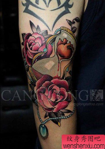 手臂流行精美的沙漏玫瑰花纹身图案