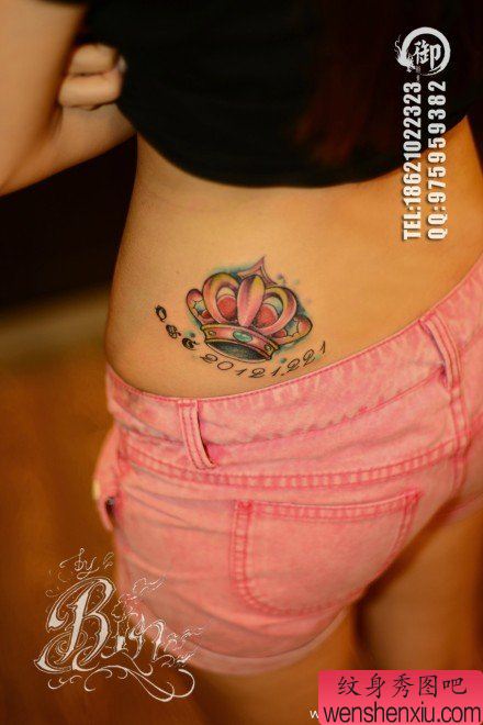 美女腰部经典好看的彩色皇冠纹身图案