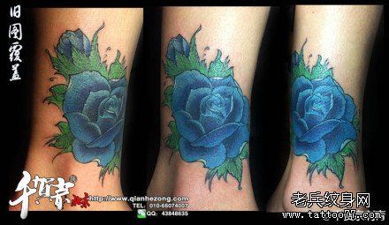 女生腿部经典的蓝玫瑰纹身图案