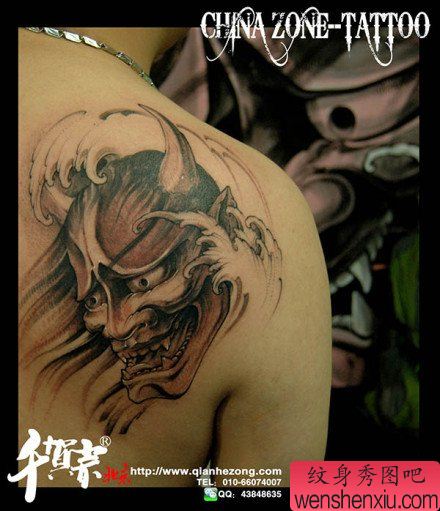 男性肩背流行流行的黑白般若纹身图案