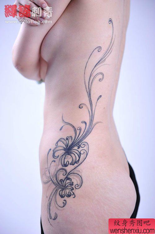美女腰部流行唯美的彼岸花纹身图案