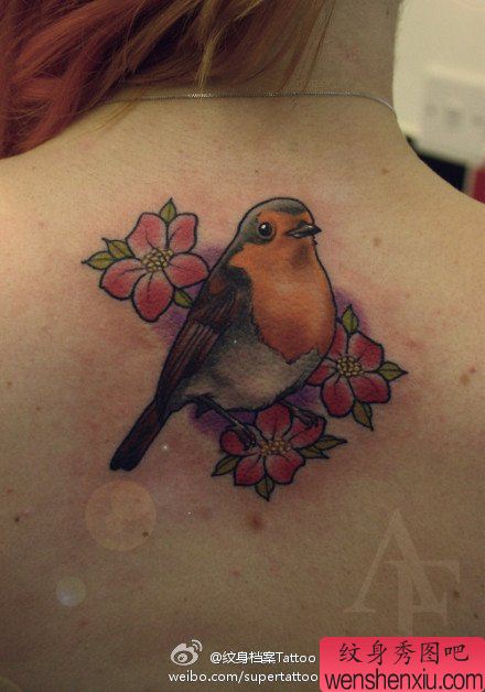 女生后背流行时尚的小鸟与花卉纹身图案