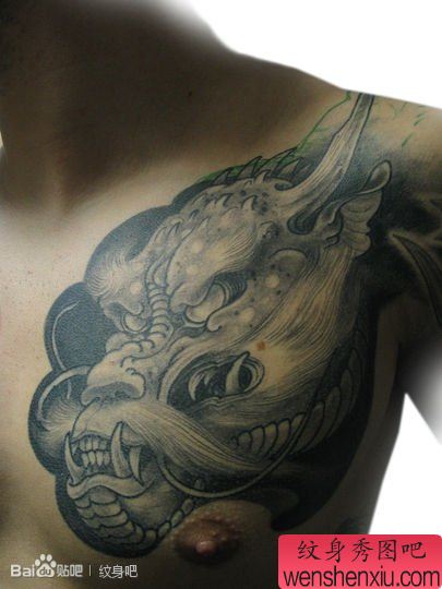 男性胸前很酷经典的黑白龙头纹身图案