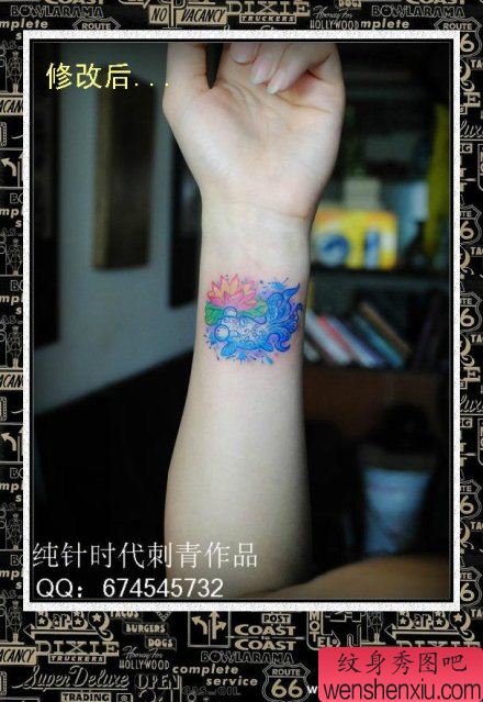 女生手腕小巧流行的小金鱼纹身图案