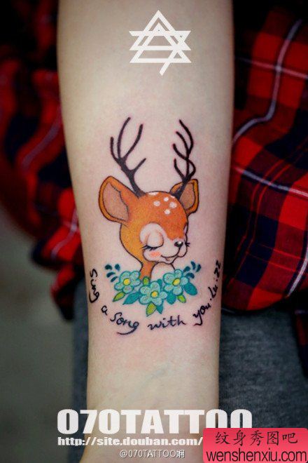 女生手臂可爱流行的小鹿纹身图案
