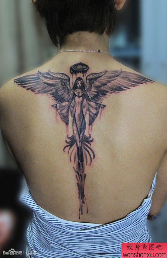 女生后背流行流行的天使翅膀纹身图案