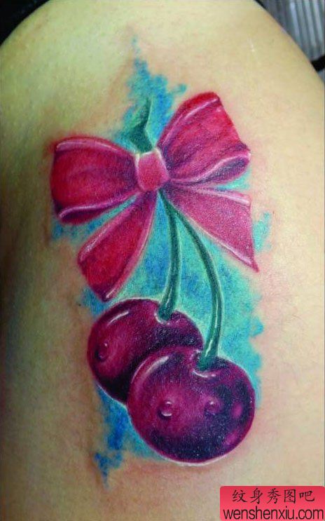 女生胯部小巧流行的蝴蝶结樱桃纹身图案