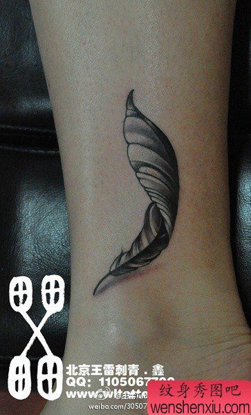 女生脚踝处流行流行的羽毛纹身图案