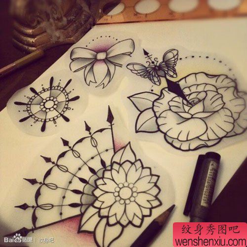 一幅流行流行的花卉纹身手稿