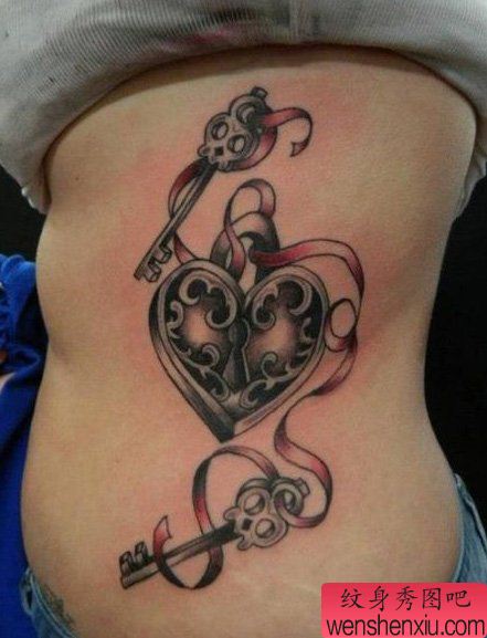 女生侧腰流行经典的爱心锁钥匙纹身图案