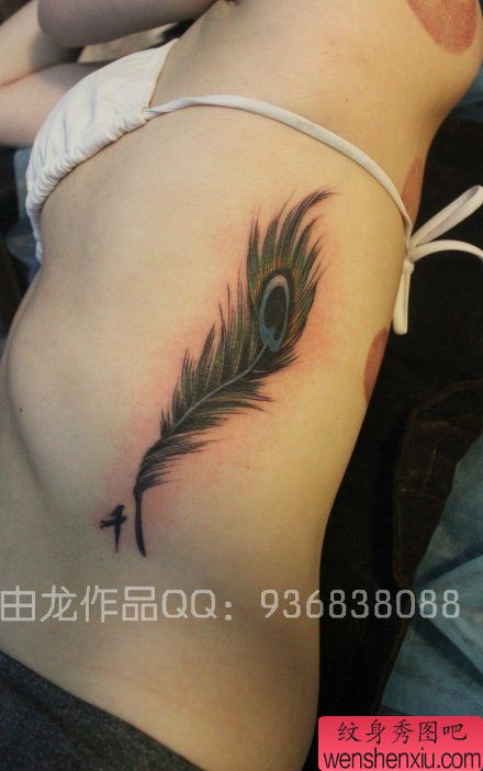 美女侧腰精美流行的孔雀羽毛纹身图案