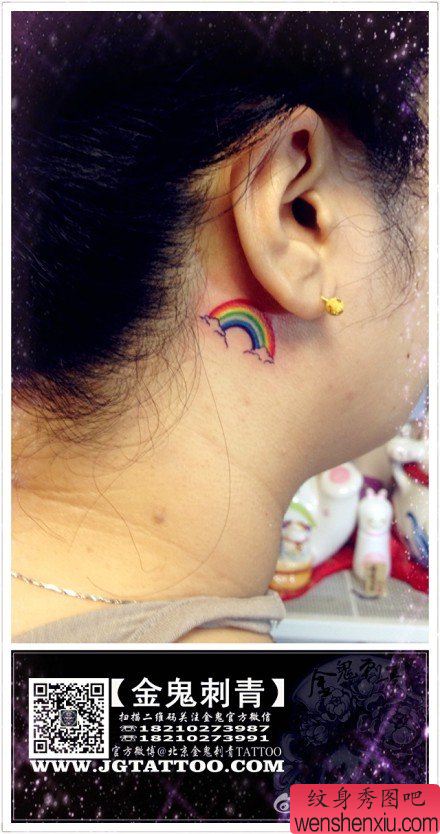 女生耳部小巧流行的彩虹纹身图案
