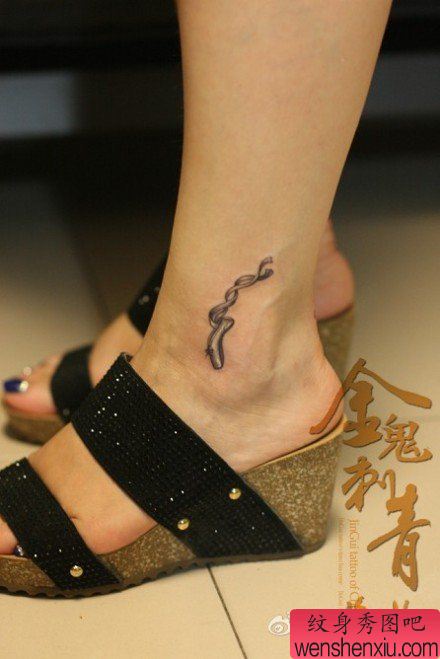 女生脚踝处小巧流行的芭蕾鞋纹身图案