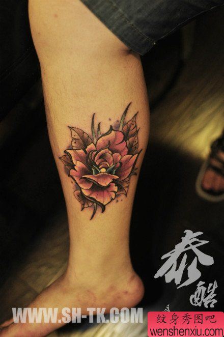 男生腿部流行流行的彩色玫瑰纹身图案