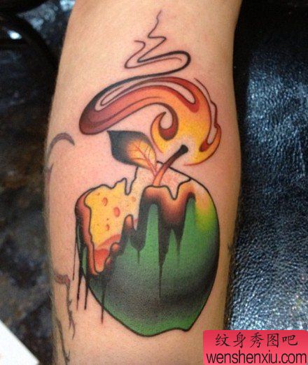 腿部一幅另类流行的苹果纹身图案