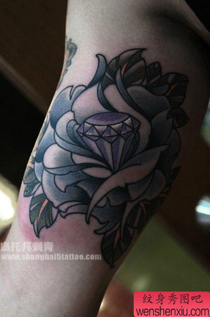 手臂内侧流行精美的钻石与玫瑰纹身图案