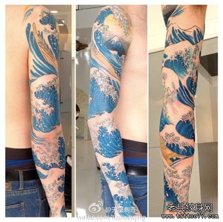 一幅流行很酷的浪花纹身图案