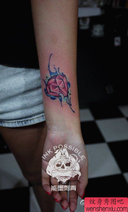 女生手臂精美小巧的彩色钻石纹身图案