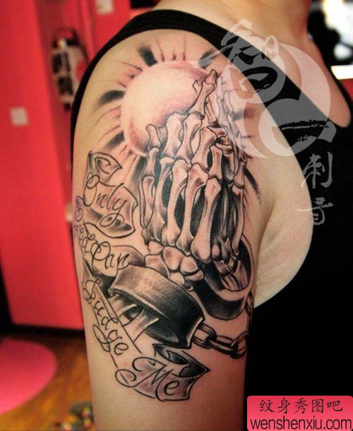手臂一幅很酷帅气的祈祷的骷髅手纹身图案