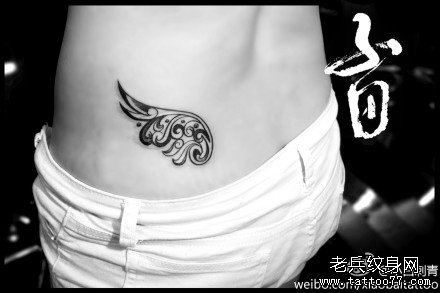 美女一腰部唯美流行的一幅图腾翅膀纹身图案