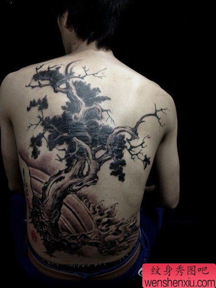 男性后背经典的满背松树纹身图案