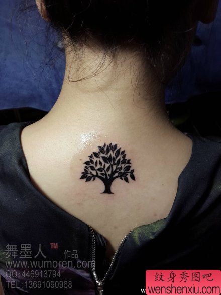 女生后背小巧时尚的图腾树纹身图案
