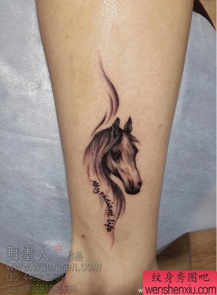女生腿部一幅经典流行的马纹身图案