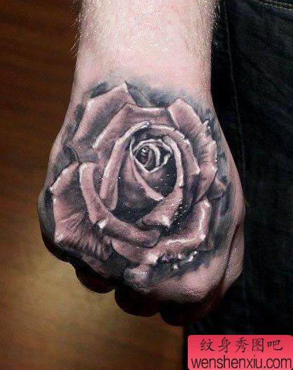 手背一幅流行经典的黑白玫瑰纹身图案