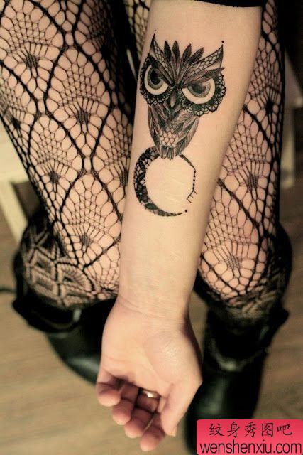 女生手臂流行流行的一幅猫头鹰纹身图案