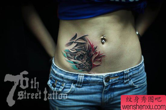 女生腹部流行经典的骷髅纹身图案