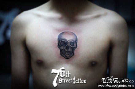男生前胸流行很酷的黑白骷髅纹身图案