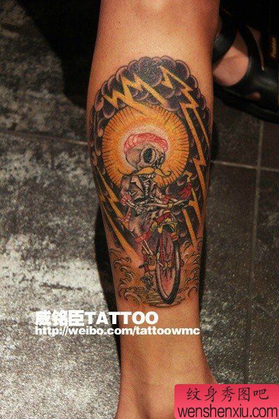 腿部流行很酷的骑自行车的骷髅纹身图案