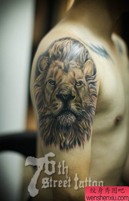 男生手臂经典流行的彩色狮头纹身图案