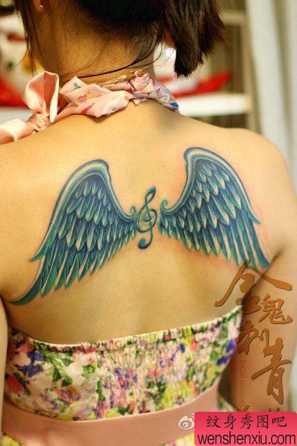美女后背精美写实的彩色翅膀纹身图案