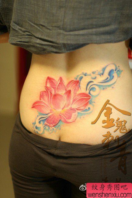 美女腰部精美漂亮的彩色红莲花纹身图案