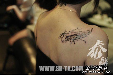 女生肩背唯美清雅的翅膀纹身图案
