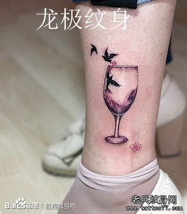 女生腿部流行的一幅红酒杯与小鸟纹身图案
