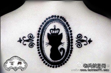 女生后背唯美流行的图腾猫咪纹身图案