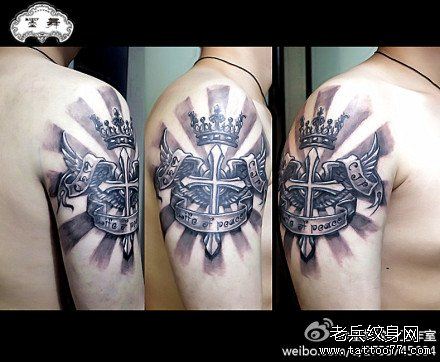 男生手臂流行经典的十字架翅膀纹身图案